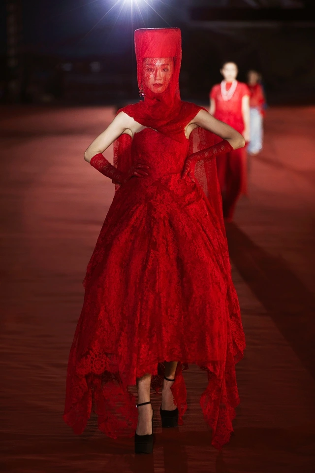 Tiểu Vy lên sàn catwalk bên sông Hàn trình diễn thời trang Những gam màu nổi bật như đỏ, vàng, cam, xanh lá, xanh da trời sky blue, tím, hồng fuchsia... được thể hiện trên nhiều chất liệu đa dạng như vải ren, lưới, gấm dệt họa tiết... làm nên nét đặc sắc riêng cho từng mẫu trang phục