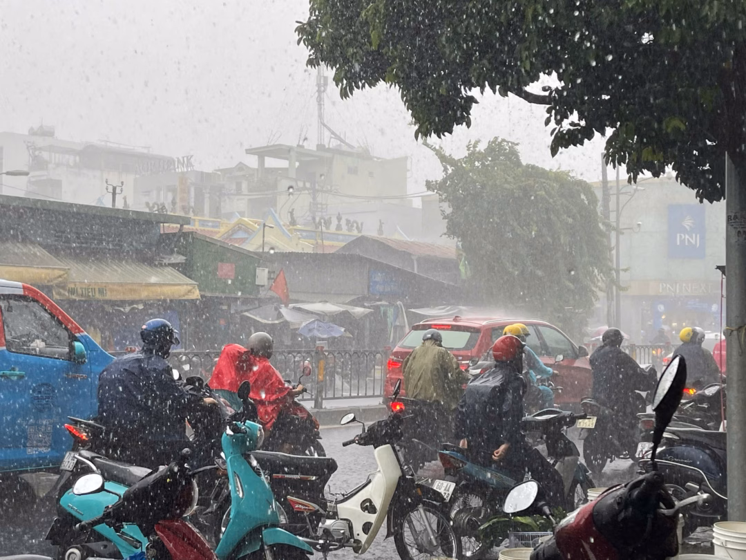TP HCM và Nam bộ tiếp tục mưa dông trong vài ngày tới Mưa "trắng trời" tại khu vực gần chợ Gò Vấp. Ảnh: Thanh Ngân