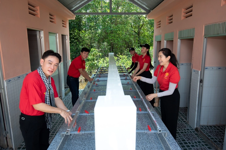 Khu nhà vệ sinh ở Trường tiểu học 1 Cà Mau sau khi sửa chữa - Ảnh: MICHAEL NEO
