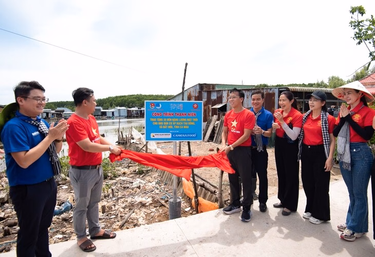 Ca sĩ Phương Thanh hát phục vụ khán giả - Ảnh: NGUYỄN HIỀN