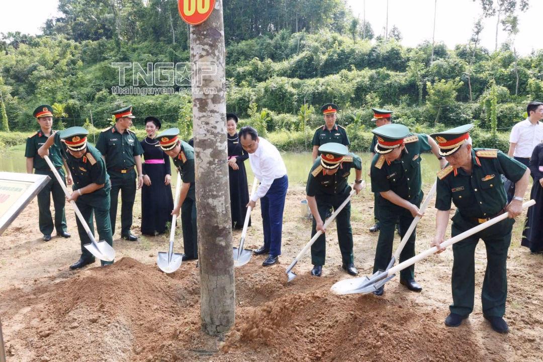 Đại tướng Phan Văn Giang dâng hương tưởng niệm Chủ tịch Hồ Chí Minh tại Thái Nguyên