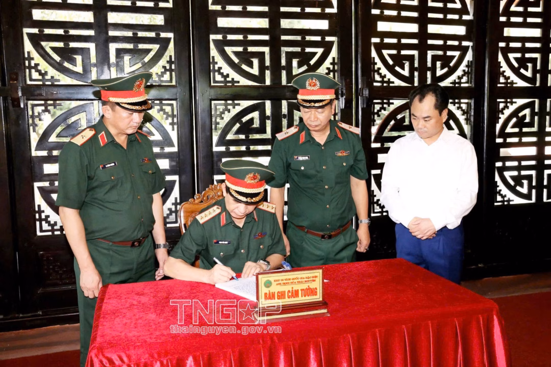 Đại tướng Phan Văn Giang dâng hương tưởng niệm Chủ tịch Hồ Chí Minh tại Thái Nguyên