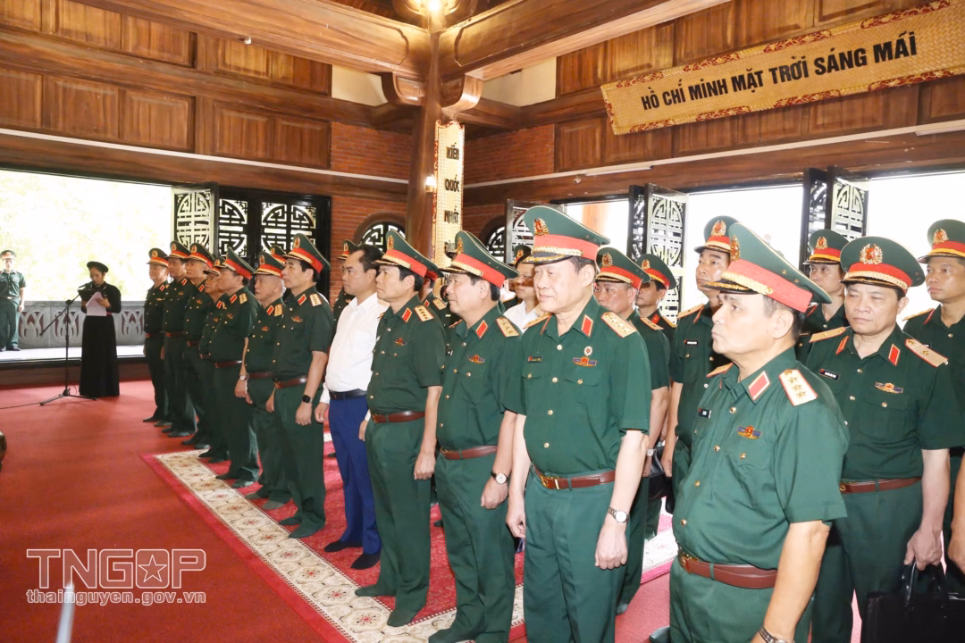 Đại tướng Phan Văn Giang dâng hương tưởng niệm Chủ tịch Hồ Chí Minh tại Thái Nguyên