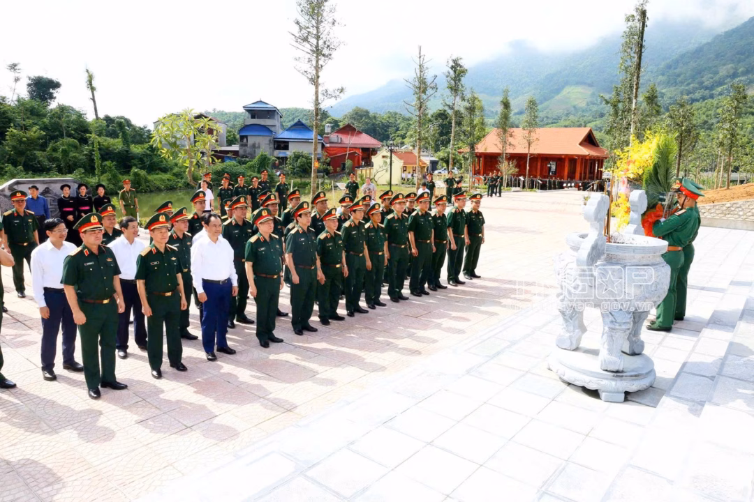 Đại tướng Phan Văn Giang dâng hương tưởng niệm Chủ tịch Hồ Chí Minh tại Thái Nguyên