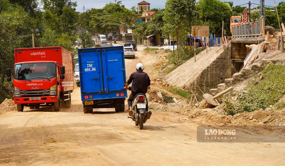 Cầu Lim 1 vốn là tuyến giao thông quan trọng trên Quốc lộ 49, nối trung tâm TP Huế với A Lưới và các điểm du lịch. Vì mặt cầu hẹp trong khi lưu lượng xe rất lớn, tình trạng ùn tắc thường xuyên xảy ra, đặc biệt vào mùa cao điểm du lịch. Chính vì vậy, dự án mở rộng cầu được kỳ vọng sẽ giải quyết nút thắt này. Tuy nhiên, bên cạnh kỳ vọng, việc thi công thiếu kiểm soát lại đang kéo theo nhiều hệ lụy, trong đó môi trường sống và sức khỏe người dân bị ảnh hưởng nghiêm trọng. Các hộ dân không chỉ chịu đựng cảnh ô nhiễm mà còn bị thiệt hại về kinh doanh, sinh hoạt đảo lộn. (Trên hình, bên phải là cầu đang thi công, bên trái là lối đi được mở để xe lưu thông).