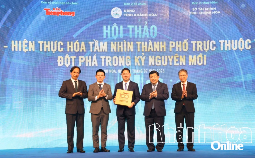 Tổng Biên tập Báo Tiền phong tặng ấn phẩm lưu niệm của báo cho UBND tỉnh Khánh Hòa.
