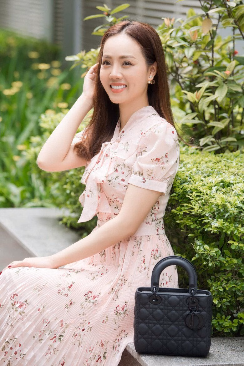Từng amp;#34;thanamp;#34; bán hết đồ hiệu, bà xã Công Lý vẫn sở hữu loạt đồ phong cách amp;#34;giàu ngầmamp;#34; trị giá cả trăm triệu - 7