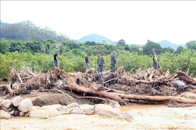 Các lực lượng chức năng và nhân dân khẩn trương tìm kiếm người mất tích tại xã Chiềng Sơ, tỉnh Sơn La. Ảnh: Quang Quyết - TTXVN.