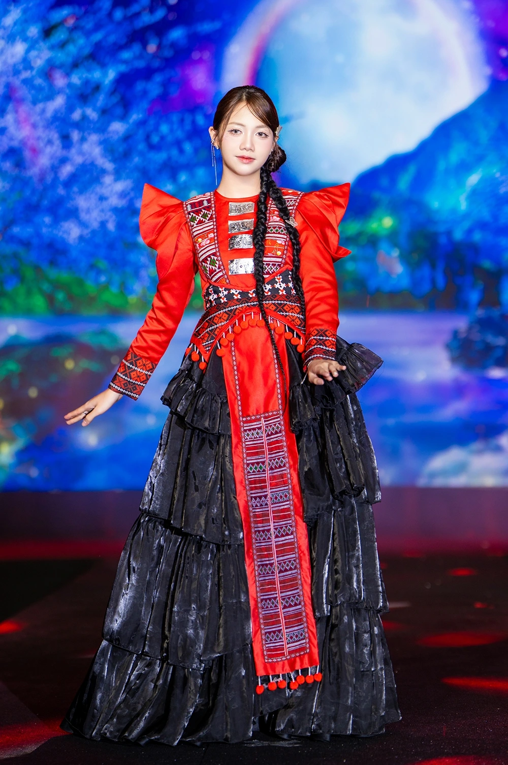 di sản tây bắc thổ cẩm, khèn môi, váy xòe rực rỡ trên sàn catwalk hình ảnh 6