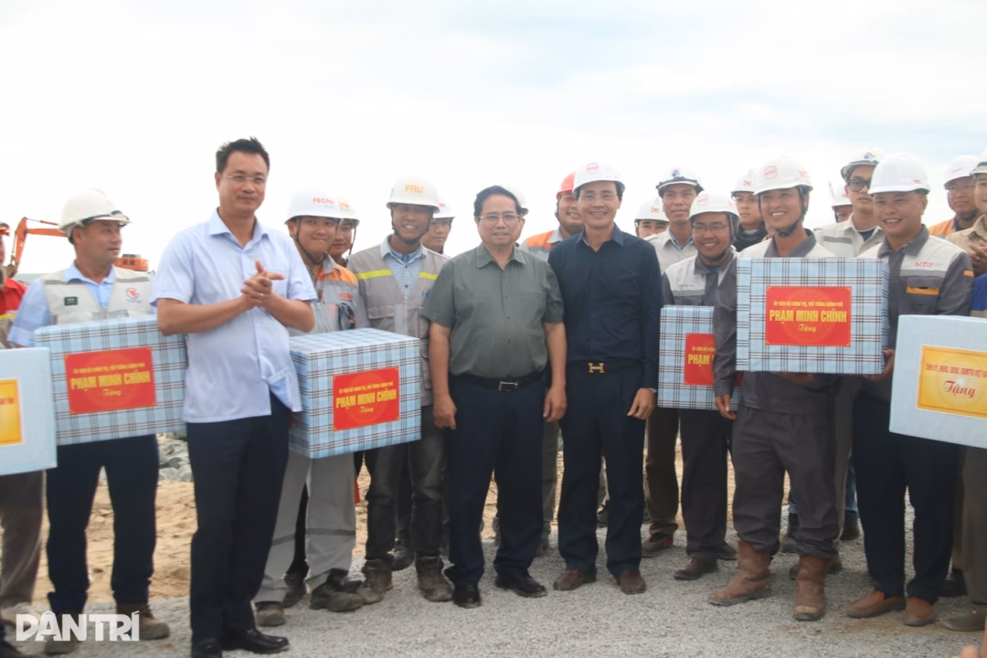 Thủ tướng Phạm Minh Chính tặng quà động viên cán bộ, kỹ sư, công nhân, người lao động trên công trường (Ảnh: Tiến Thành).