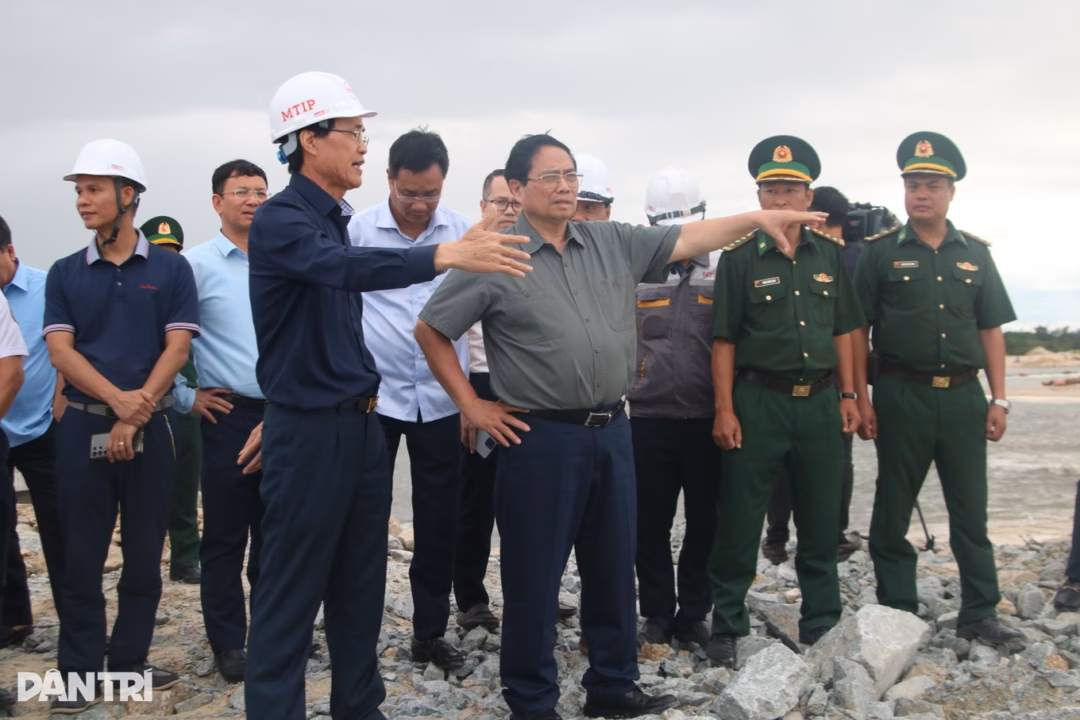 Thủ tướng Phạm Minh Chính kiểm tra Dự án Đầu tư xây dựng Khu bến cảng Mỹ Thủy (Ảnh: Tiến Thành).
