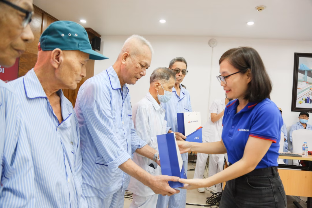 TS.BS. Vũ Đức Bình, Phó Viện trưởng Viện Huyết học – Truyền máu TW, ThS. Lý Thị Hảo, Trưởng phòng Công tác xã hội và đại diện đơn vị thiện nguyện Ngân hàng Thương mại cổ phần Việt Á tặng quà tri ân các thương bệnh binh và cựu chiến binh đang điều trị tại Viện