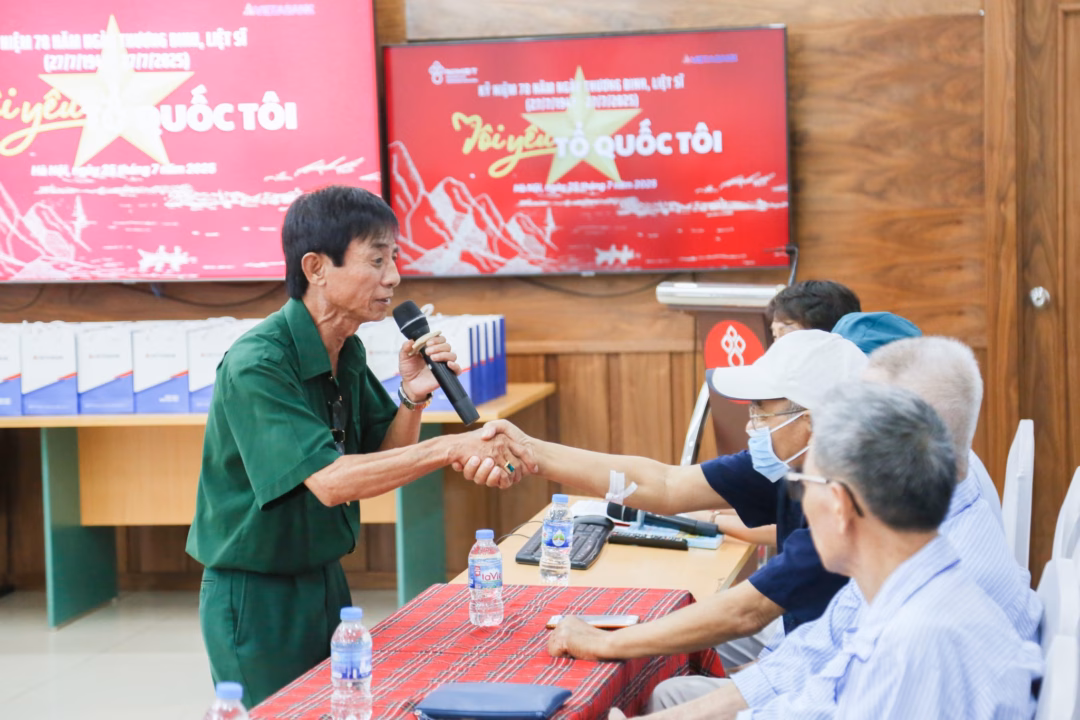 CLB Chèo Hương Bưởi mang đến chương trình những làn điệu quan họ và bài hát da diết nỗi nhớ về những người đồng đội
