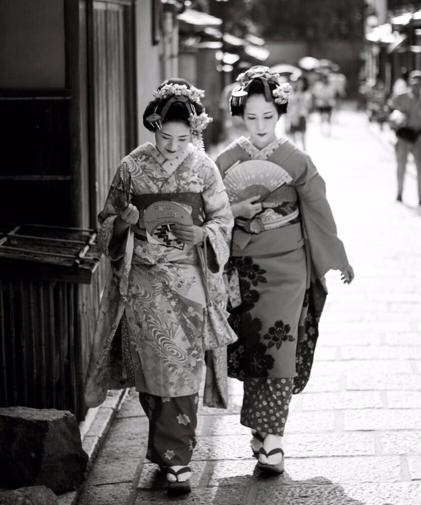 Hai cách nhìn về Nhật Bản qua ‘Đế Chế Ký Hiệu’ và ‘Hồi Ức Của Một Geisha’