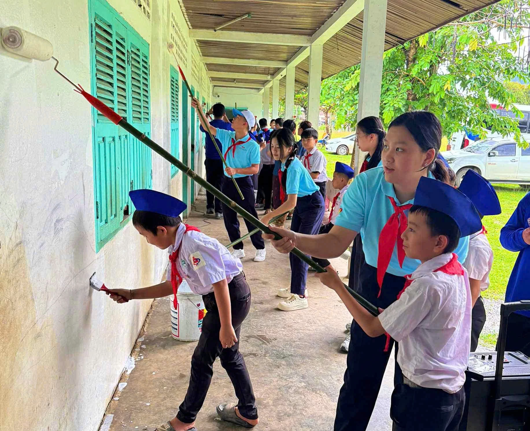 Học sinh Quảng Trị kết nối tình hữu nghị với bạn Lào qua gặp gỡ thanh thiếu nhi Các bạn nhỏ đến từ Việt Nam cùng thanh thiếu nhi Lào sơn tường ở một ngôi trường thuộc huyện Vang Vieng - Ảnh: NVCC