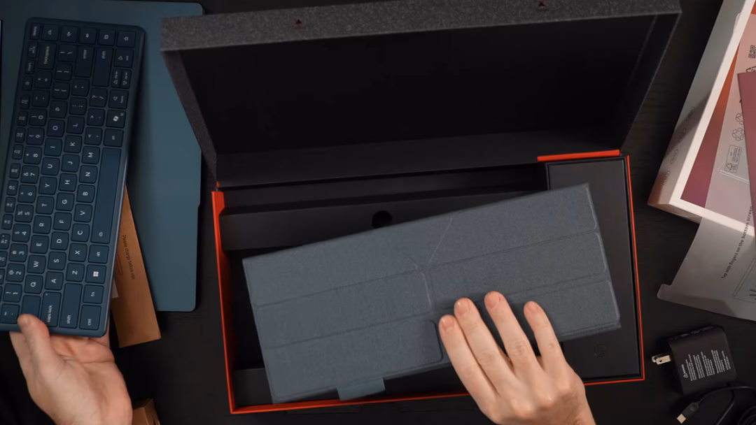 Lenovo Yoga Book 9i Gen 10 – Ultrabook 2 Màn Hình OLED: Lựa Chọn Cho Công Việc Và Sáng Tạo Đi kèm với Lenovo Yoga Book 9i Gen 10 là bộ đế dựng kiêm bao đựng bàn phím