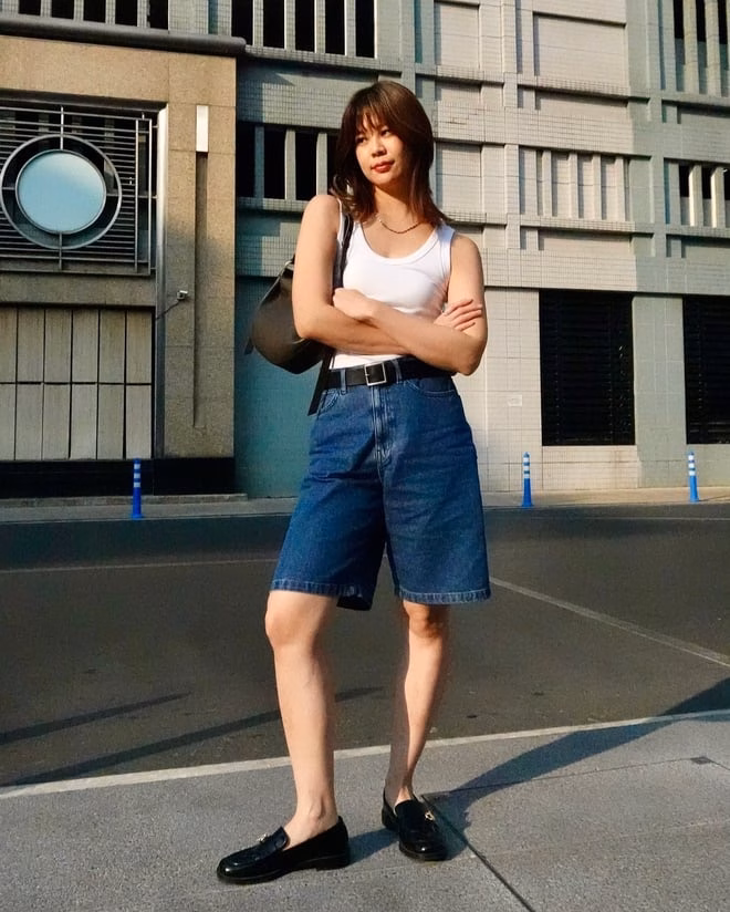 Thay vào đó, hãy chuyển sang các thiết kế rộng rãi, thoáng mát hơn như quần ống suông, váy midi hay áo oversized