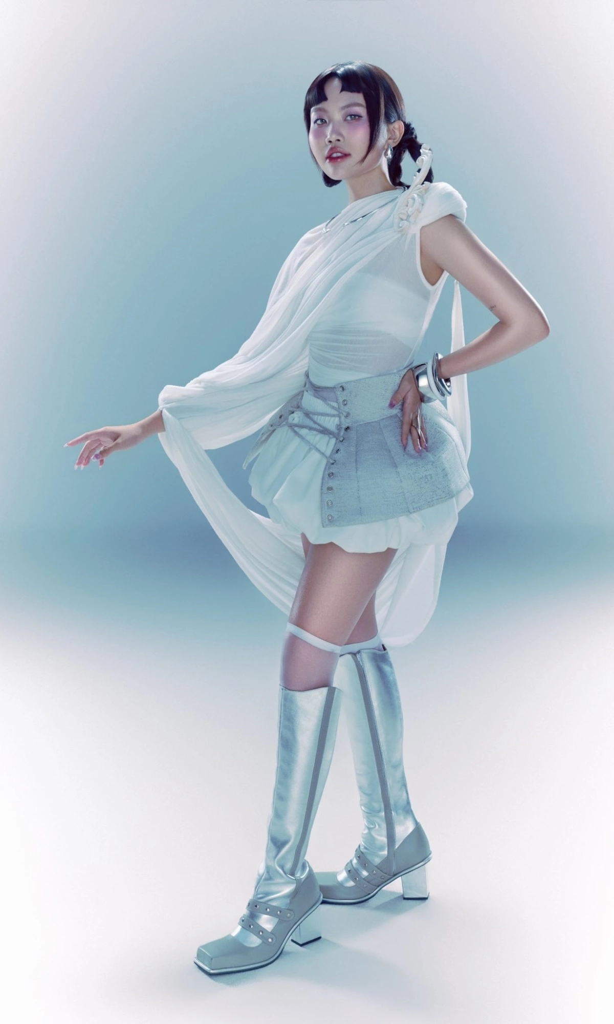Phương Mỹ Chi – Cô bé dân ca lột xác ngoạn mục sau 8 năm Phương Mỹ Chi tạo hình theo concept futuristic trong bộ ảnh của 'Em xinh say hi'.
