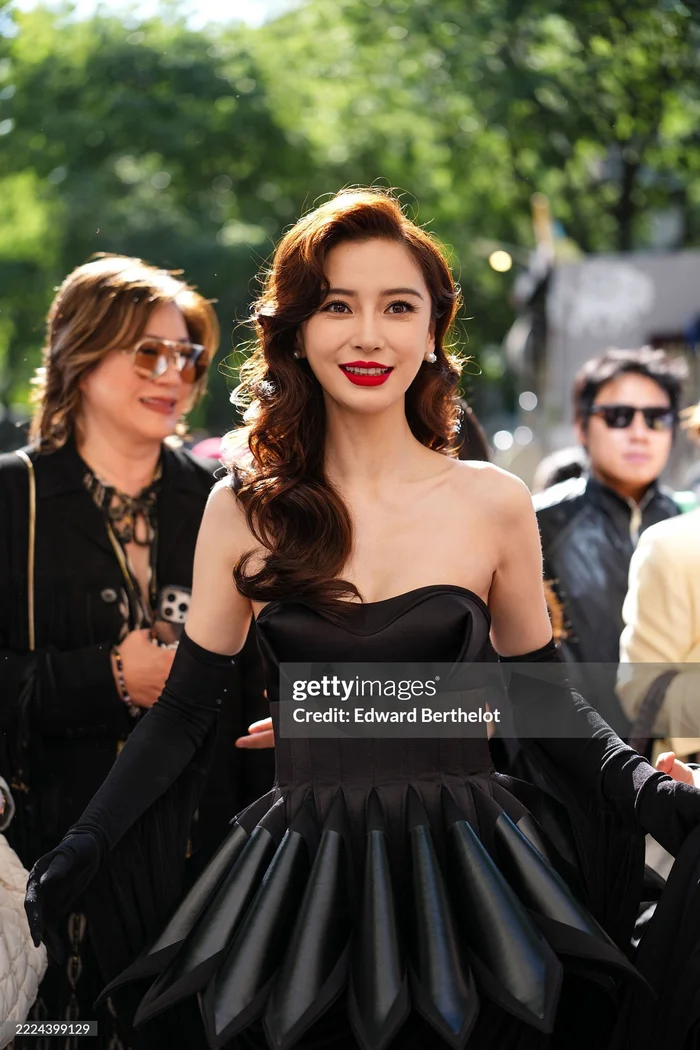 Angelababy rao cho thuê biệt thự sau ly hôn Huỳnh Hiểu Minh Angelababy khi xuất hiện tại một tuần lễ thời trang. Ảnh: Gettyimages