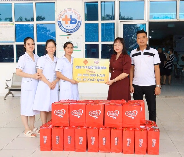 Chủ tịch HĐQT Công ty Cổ phần Quốc tế Bảo Hưng Phan Thị Châm hỏi thăm và trao quà cho bệnh nhi. Ảnh Bá Mạnh