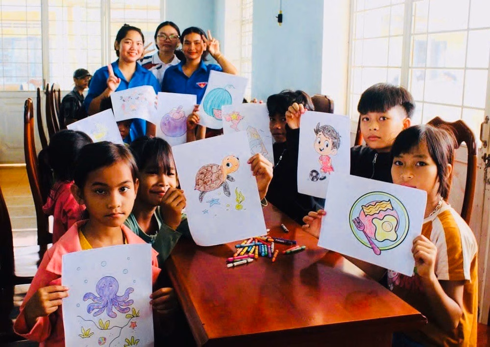Các em nhỏ được trải nghiệm nhiều hoạt động vừa mang tính giải trí vừa giáo dục kỹ năng mềm. Ảnh: Đ.Y