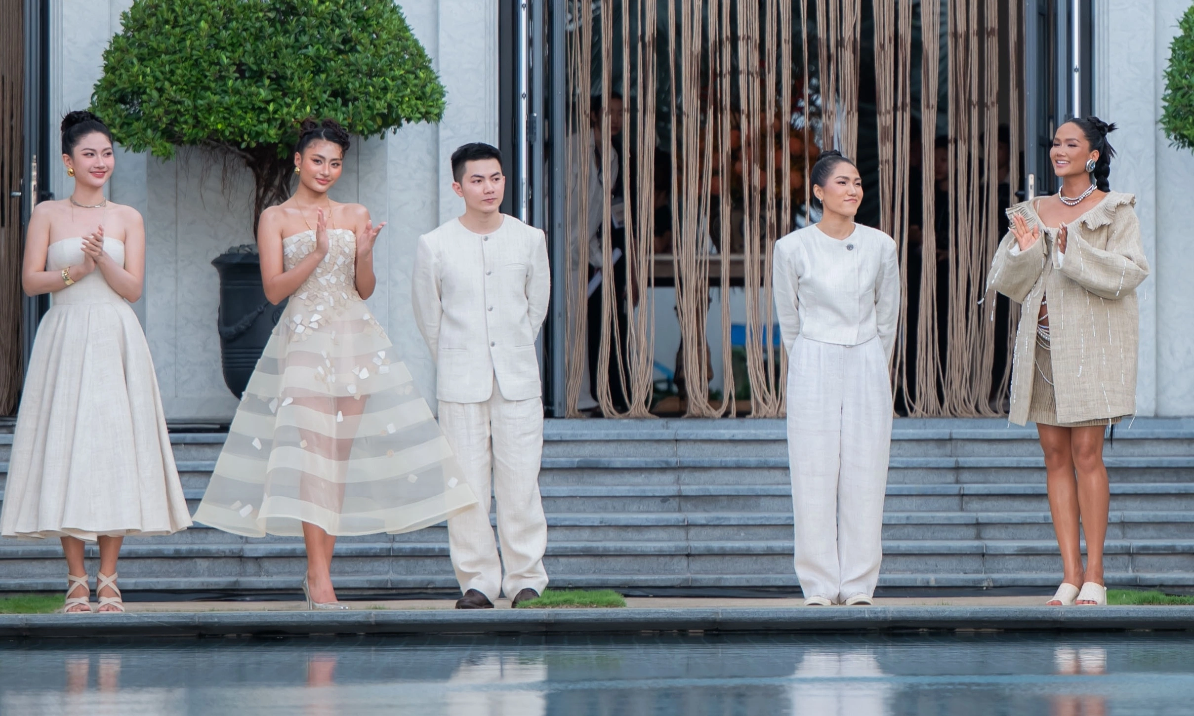 H’Hen Niê gây ấn tượng với màn trình diễn tôn vinh thời trang bền vững trong bụng bầu H'Hen Niê nói về dự án tôn vinh vải làm từ sợi cây gai dầu