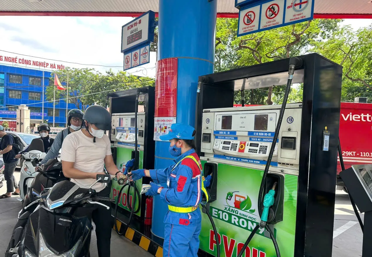 Người tiêu dùng chọn mua xăng E10 tại 1 cây xăng của PVOIL (Hà Nội). Ảnh: Lê Thúy