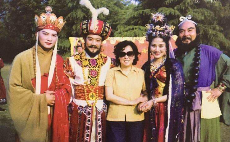 Giới truyền thông cho rằng, đạo diễn Dương Khiết đã thay thế Mã Đức Hoa và các diễn viên khác để dằn mặt, răn đe "Tôn Ngộ Không" Lục Tiểu Linh Đồng.