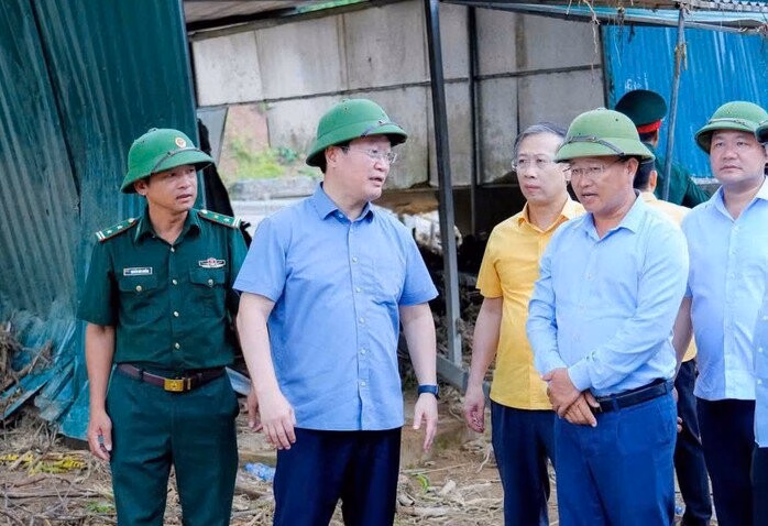 Bí thư Tỉnh ủy Nghệ An trao 20 tỉ đồng của tỉnh hỗ trợ xã Nhôn Mai khắc phục hậu quả do bão số 3 gây ra. Ảnh: B. Phạm