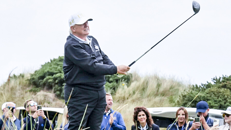 Ông Trump cắt băng khánh thành sân golf và chơi “khai trương” tại khu nghỉ dưỡng Trump Turnberry ở Scotland hôm 29-7. Ảnh: AP