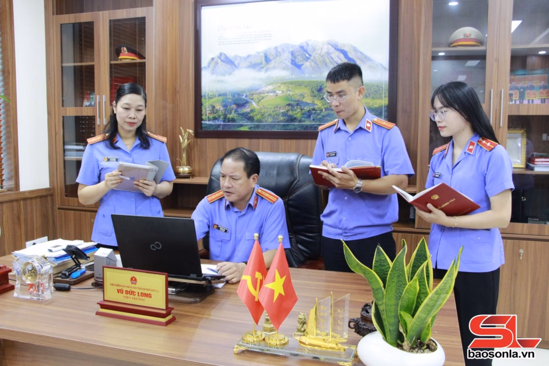 Cán bộ, kiểm sát viên báo cáo án hình sự với đồng chí Viện trưởng Viện KSND khu vực 1 - Sơn La.