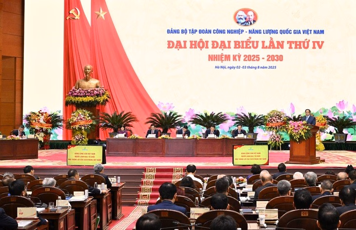 Thủ tướng tham quan gian trưng bày thành tựu Petrovietnam - Ảnh: T.HẢI