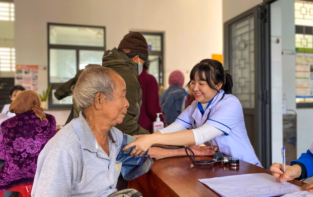 B&aacute;c sĩ t&igrave;nh nguyện kh&aacute;m sức khỏe v&agrave; cấp ph&aacute;t thuốc miễn ph&iacute;