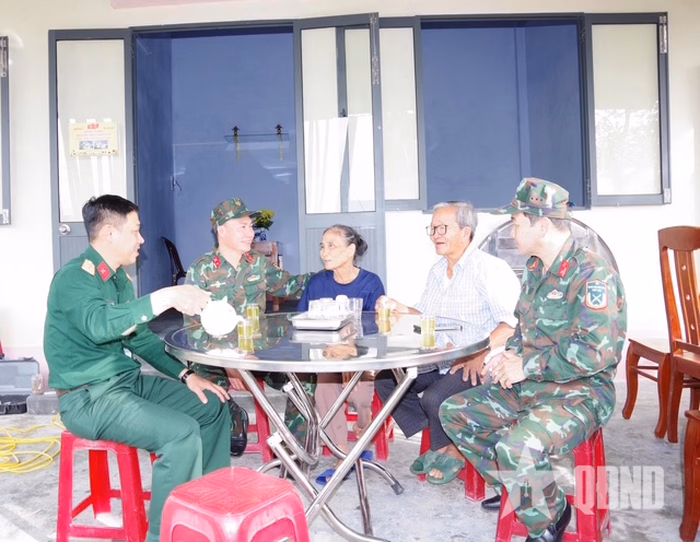 Bộ đội ch&uacute;c mừng nh&agrave; mới