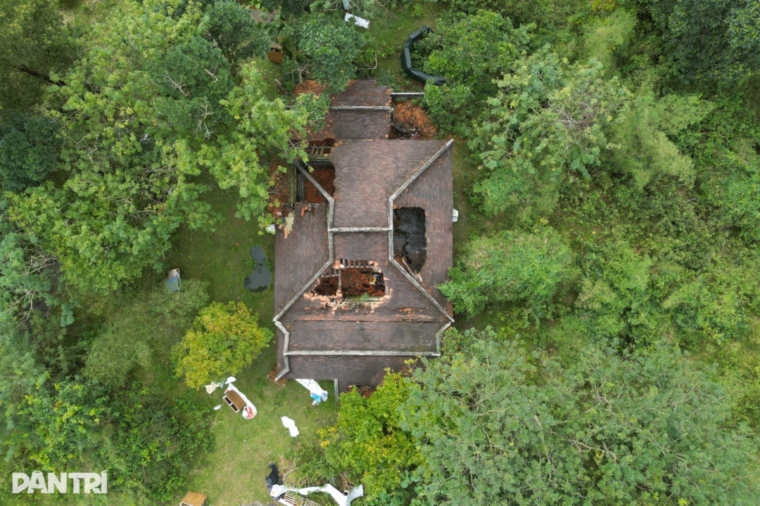 Cận cảnh c&ocirc;ng tr&igrave;nh xuống cấp trong khu du lịch L&agrave;ng Việt