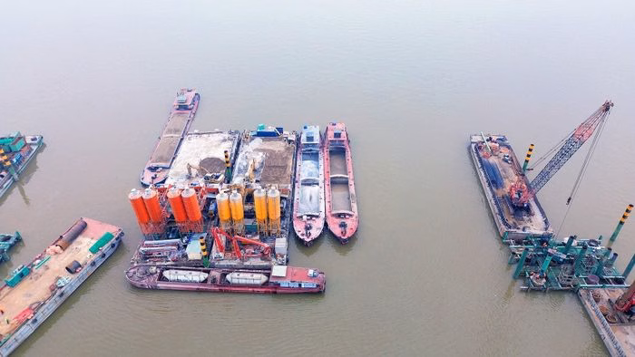 Cầu ch&iacute;nh 870m với 6 nhịp v&ograve;m th&eacute;p