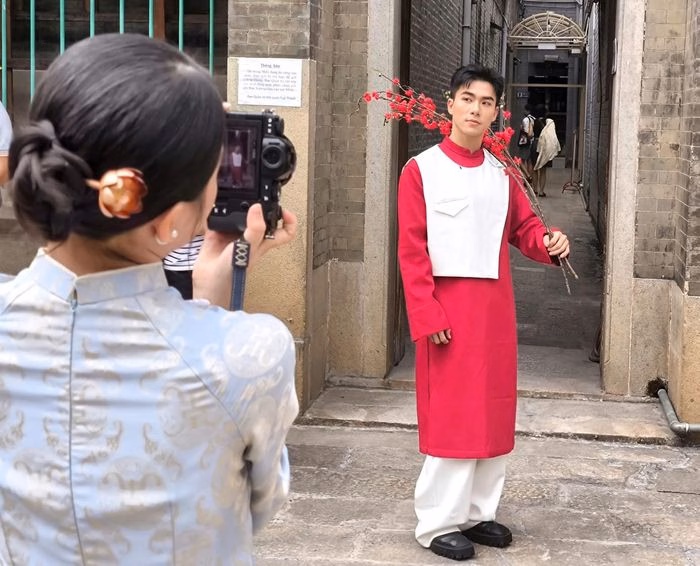 Nh&oacute;m bạn trẻ trong &aacute;o d&agrave;i tại chợ Bến Th&agrave;nh