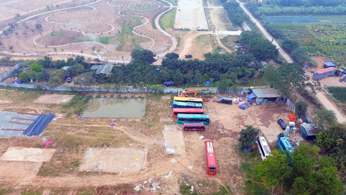 Cư d&acirc;n dọn dẹp bờ s&ocirc;ng Long Bi&ecirc;n