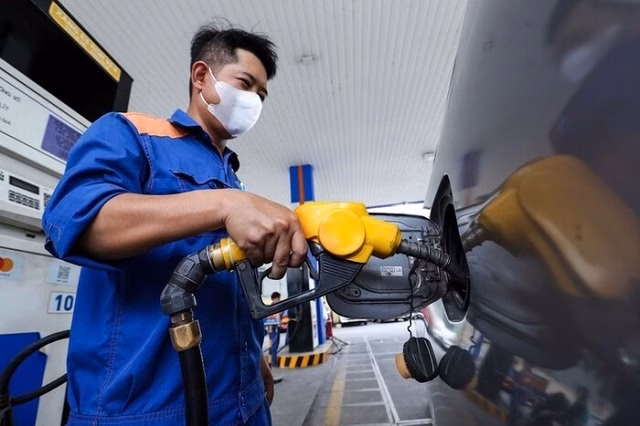 Giá xăng dầu giảm mạnh từ 15h ngày 8/1: RON 95-III xuống thấp nhất 18,560 đồng/lít Giá xăng dầu giảm từ 15h ngày 8/1