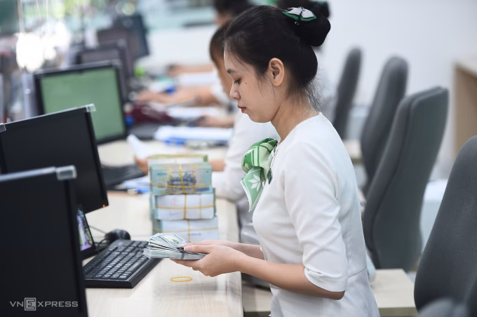 Giao dịch tại chi nh&aacute;nh ng&acirc;n h&agrave;ng thương mại, minh họa l&atilde;i suất tiết kiệm hấp dẫn