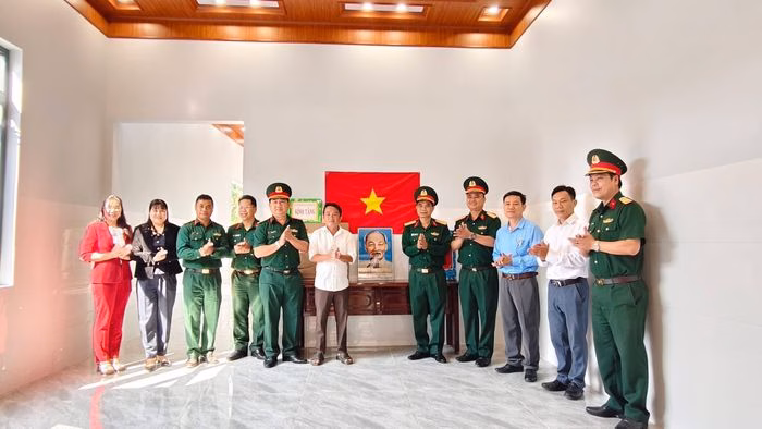 Lễ kh&aacute;nh th&agrave;nh nh&agrave; cho hộ d&acirc;n bị ảnh hưởng bởi mưa lũ