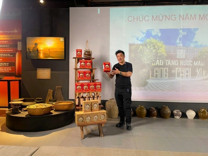 &Ocirc;ng Trần Ngọc Dũng giới thiệu nước mắm Tĩn