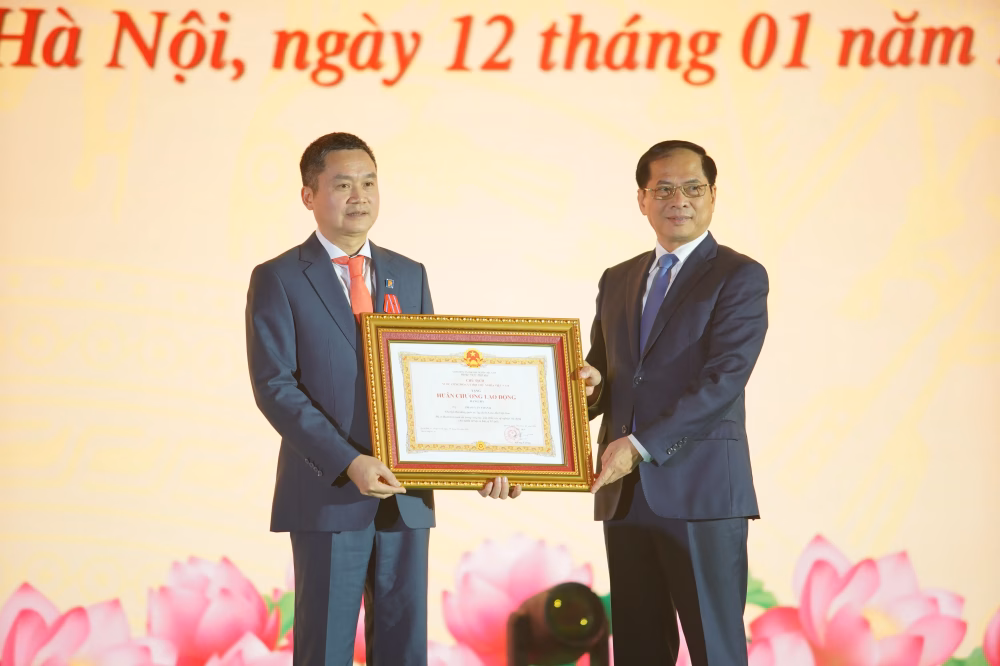 Ph&oacute; Thủ tướng trao Hu&acirc;n chương Lao động hạng Ba