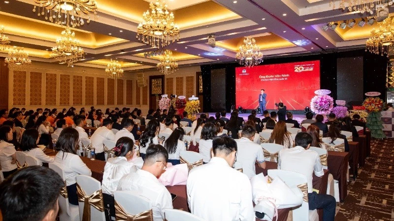 Ông Đoàn Văn Ninh phát biểu tại sự kiện Chào mừng Kỷ niệm 20 năm Ngày thành lập Vạn Xuân Group. Ông Đoàn Văn Ninh phát biểu tại sự kiện Chào mừng Kỷ niệm 20 năm Ngày thành lập Vạn Xuân Group.