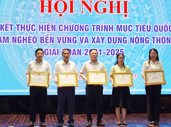 Ông Lê Tấn Minh – Chủ tịch Công đoàn Cảng Đà Nẵng nhận Bằng khen của Chủ tịch UBND TP Đà Nẵng. Ông Lê Tấn Minh – Chủ tịch Công đoàn Cảng Đà Nẵng nhận Bằng khen của Chủ tịch UBND TP Đà Nẵng.