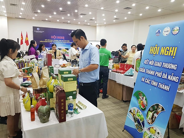 Trưng bày và giới thiệu sản phẩm đặc trưng địa phương