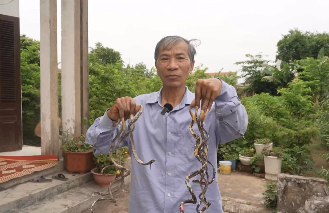 Ông Huyền và bộ móng tay nuôi hơn 30 năm Ông Huyền và bộ móng tay nuôi hơn 30 năm