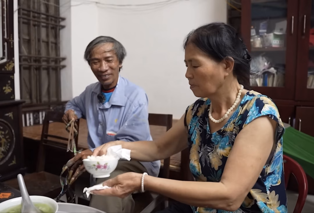 Bà Thuận hỗ trợ chồng Bà Thuận hỗ trợ chồng