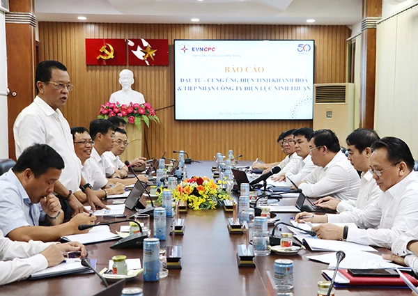 Tổng giám đốc EVNCPC Ngô Tấn Cư báo cáo tại buổi làm việc với Tỉnh uỷ Khánh Hoà Tổng giám đốc EVNCPC Ngô Tấn Cư báo cáo tại buổi làm việc với Tỉnh uỷ Khánh Hoà về tiếp nhận PC Ninh Thuận