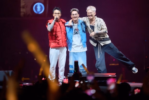 Rapper B Ray trong đêm trình diễn Rapper B Ray trong đêm trình diễn